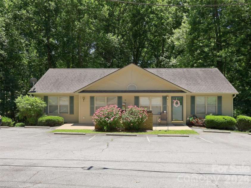 42 Queen Road, Candler, NC 28715.  MLS# CAR4389737, YatesRealty ID 30049. 