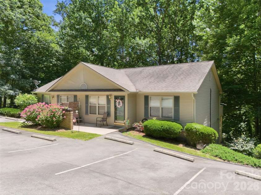 42 Queen Road, Candler, NC 28715.  MLS# CAR4389737, YatesRealty ID 30049. 