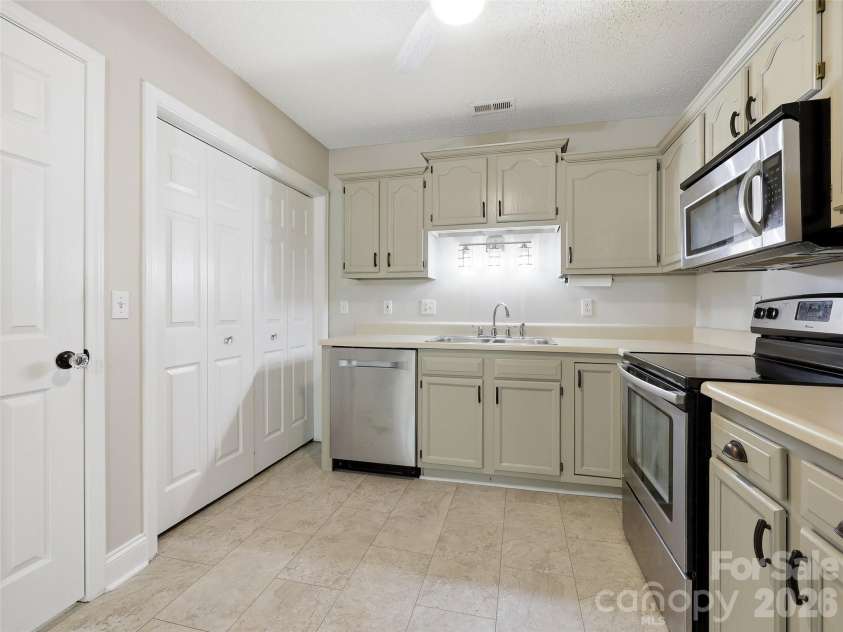 42 Queen Road, Candler, NC 28715.  MLS# CAR4389737, YatesRealty ID 30049. 