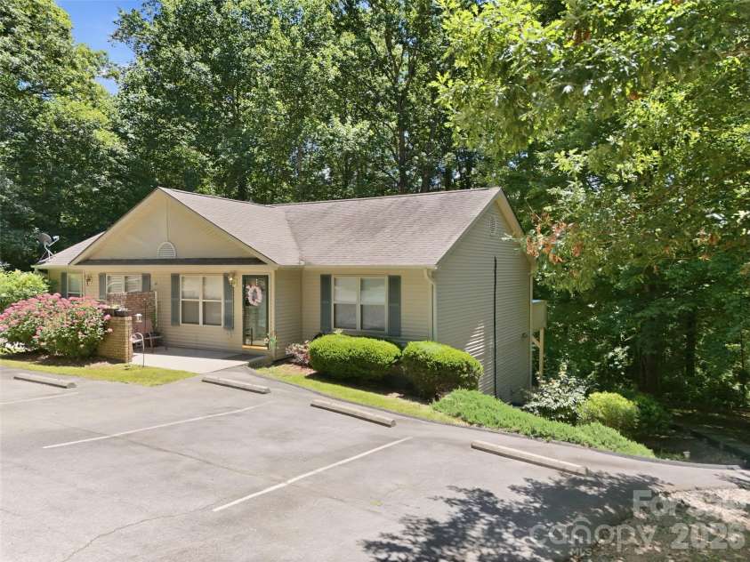 42 Queen Road, Candler, NC 28715.  MLS# CAR4389737, YatesRealty ID 30049. 