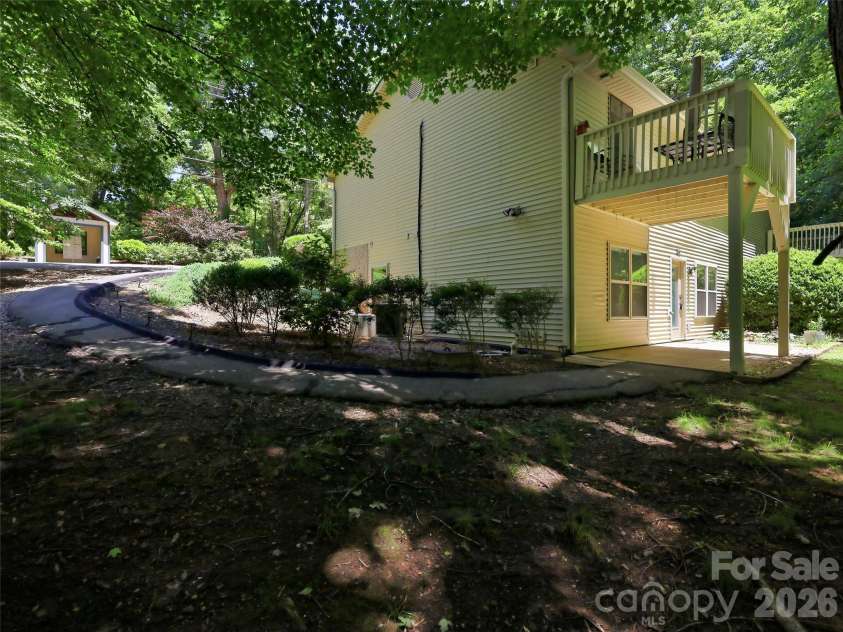 42 Queen Road, Candler, NC 28715.  MLS# CAR4389737, YatesRealty ID 30049. 