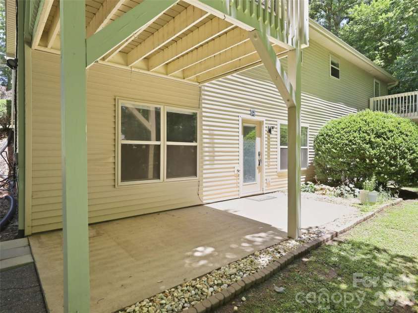 42 Queen Road, Candler, NC 28715.  MLS# CAR4389737, YatesRealty ID 30049. 