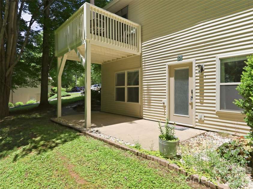 42 Queen Road, Candler, NC 28715.  MLS# CAR4389737, YatesRealty ID 30049. 