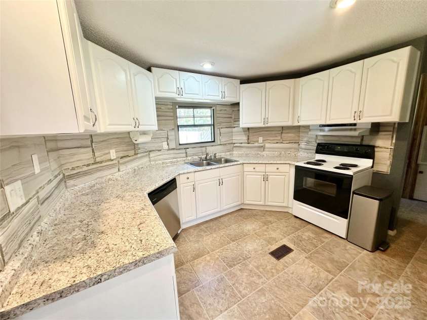 125 Pineville Road, Statesville, NC 28677.  MLS# CAR4190287, YatesRealty ID 3005. Plenty of counter space for all your needs.