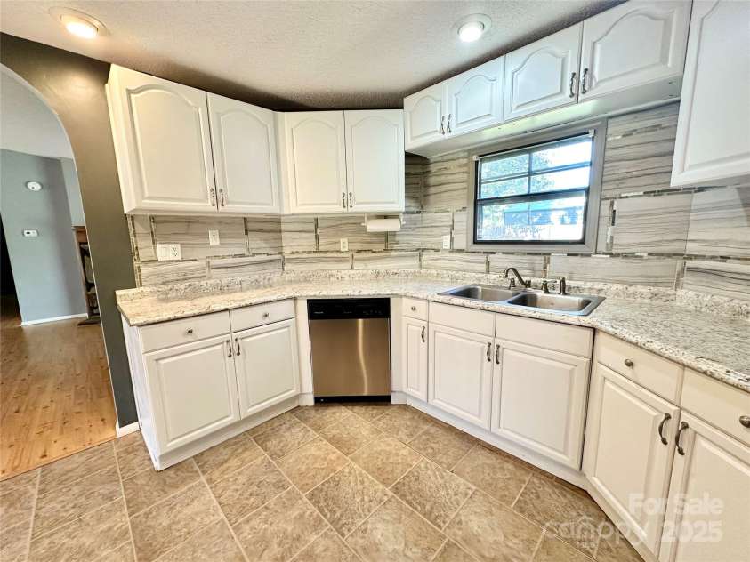 125 Pineville Road, Statesville, NC 28677.  MLS# CAR4190287, YatesRealty ID 3005. Recessed lighting in the kitchen.