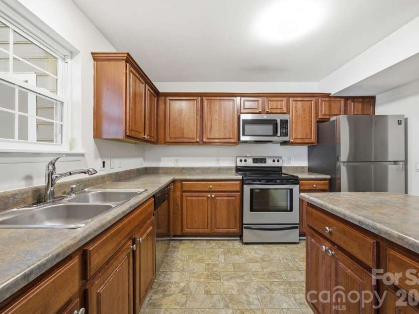 3132 Heathstead Place, Charlotte, NC 28210.  MLS# CAR4389913, YatesRealty ID 30051. 