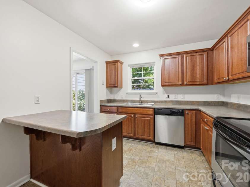 3132 Heathstead Place, Charlotte, NC 28210.  MLS# CAR4389913, YatesRealty ID 30051. 