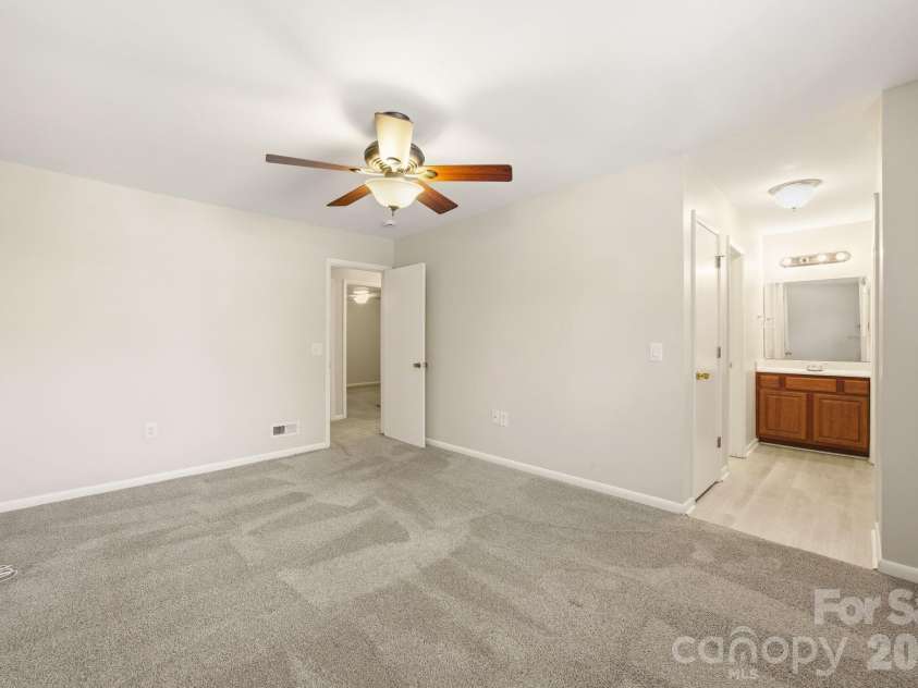 3132 Heathstead Place, Charlotte, NC 28210.  MLS# CAR4389913, YatesRealty ID 30051. 