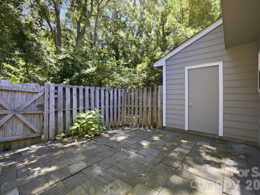 3132 Heathstead Place, Charlotte, NC 28210.  MLS# CAR4389913, YatesRealty ID 30051. 