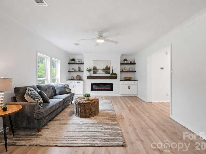 7553 Katherine Drive, Denver, NC 28037.  MLS# CAR4389054, YatesRealty ID 30052. Beautiful feature wall with electric fire place and built-ins