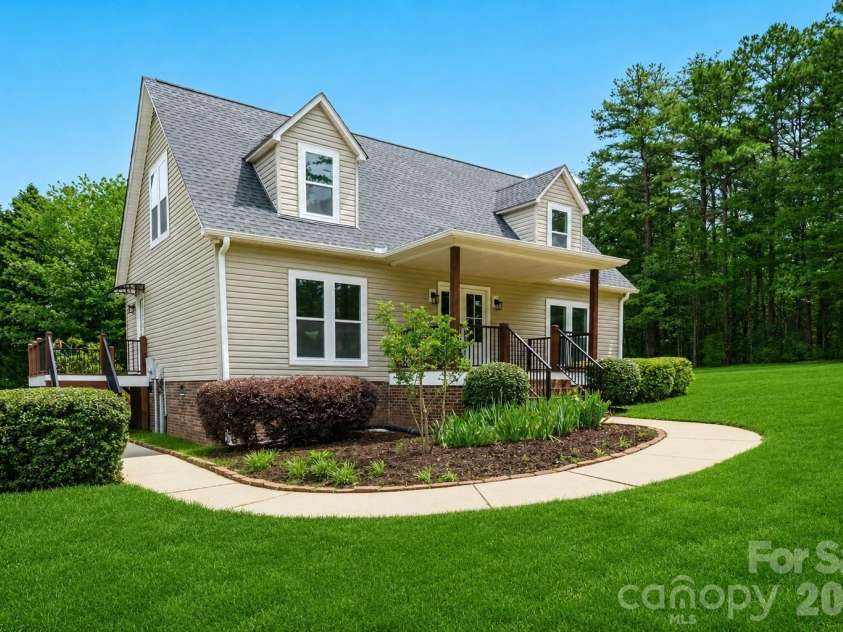 7553 Katherine Drive, Denver, NC 28037.  MLS# CAR4389054, YatesRealty ID 30052. Beautifully remodeled home