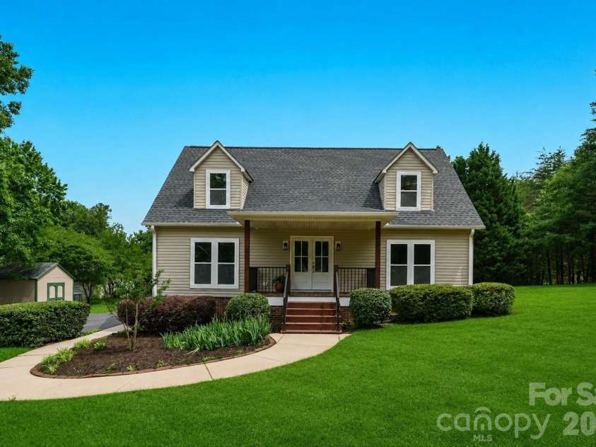 7553 Katherine Drive, Denver, NC 28037.  MLS# CAR4389054, YatesRealty ID 30052. Beautifully remodeled home