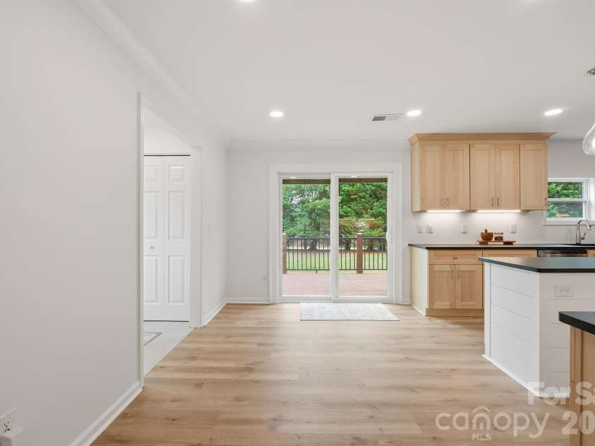 7553 Katherine Drive, Denver, NC 28037.  MLS# CAR4389054, YatesRealty ID 30052. Dining space