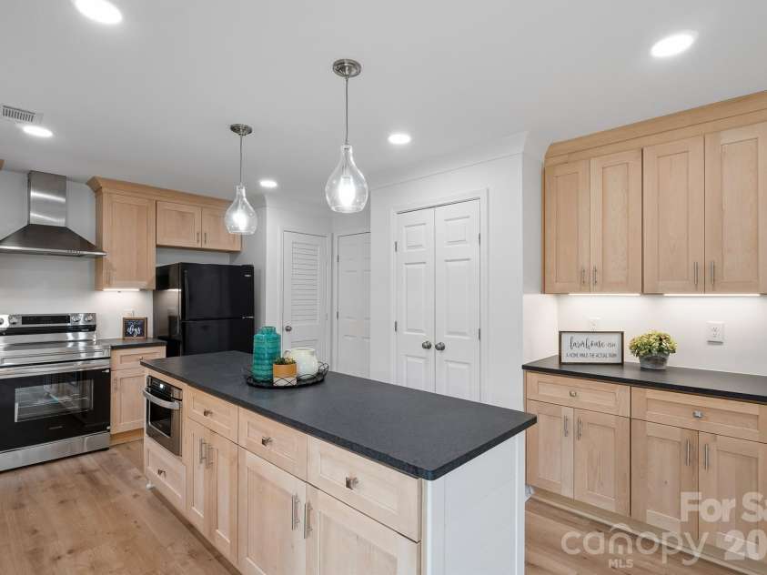 7553 Katherine Drive, Denver, NC 28037.  MLS# CAR4389054, YatesRealty ID 30052. Large kitchen island