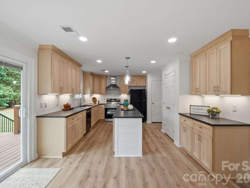 7553 Katherine Drive, Denver, NC 28037.  MLS# CAR4389054, YatesRealty ID 30052. Leathered granite counter tops