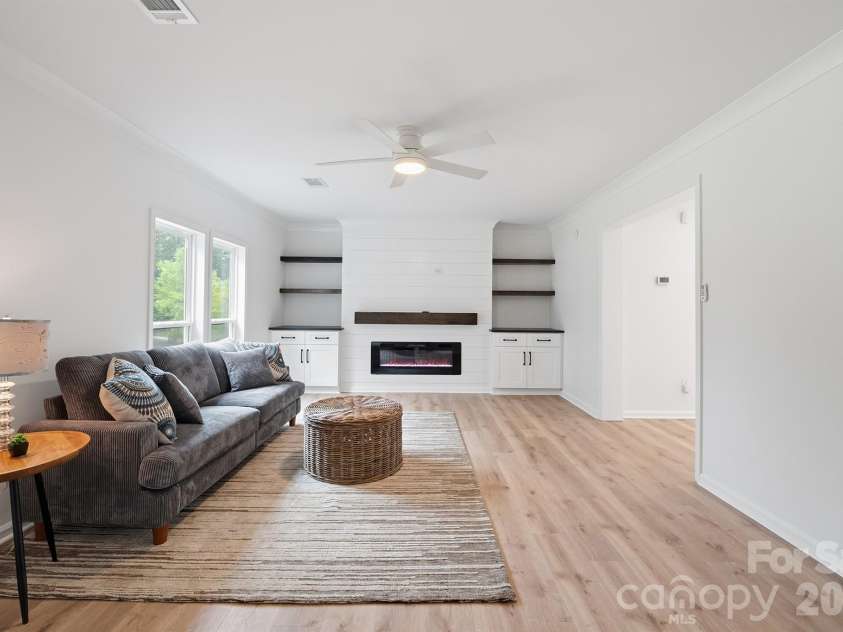 7553 Katherine Drive, Denver, NC 28037.  MLS# CAR4389054, YatesRealty ID 30052. Spacious living room with feature wall
