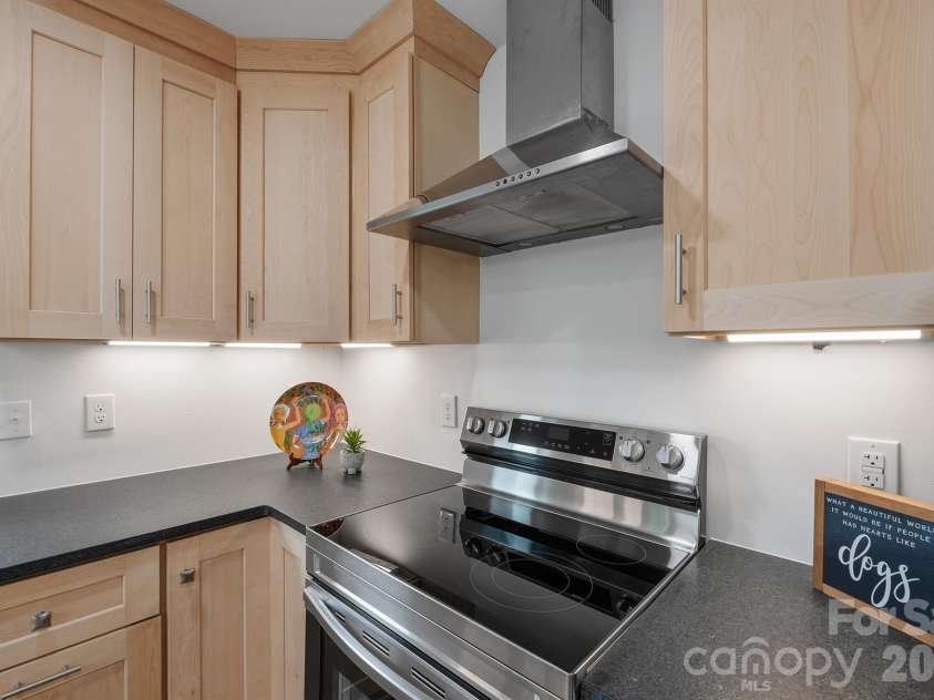 7553 Katherine Drive, Denver, NC 28037.  MLS# CAR4389054, YatesRealty ID 30052. Stainless range hood