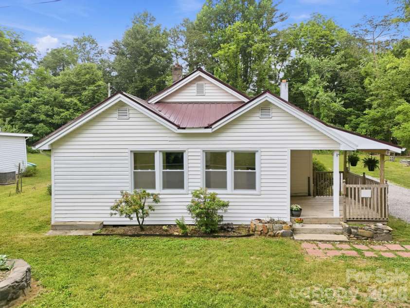 226 Vance Avenue, Black Mountain, NC 28711.  MLS# CAR4391505, YatesRealty ID 30055. 