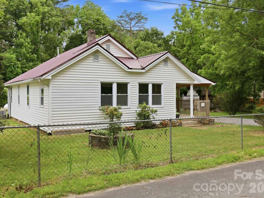 226 Vance Avenue, Black Mountain, NC 28711.  MLS# CAR4391505, YatesRealty ID 30055. 