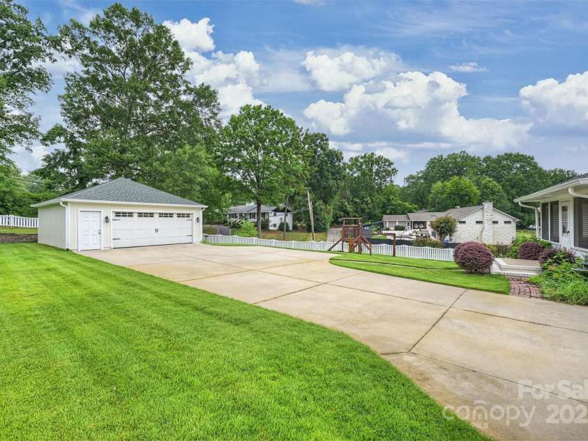 6900 Folger Drive, Charlotte, NC 28270.  MLS# CAR4287694, YatesRealty ID 30059. 