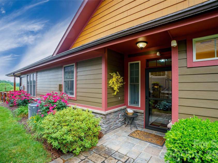 3 Holland Mountain View, Asheville, NC 28804.  MLS# CAR4381829, YatesRealty ID 30060. 