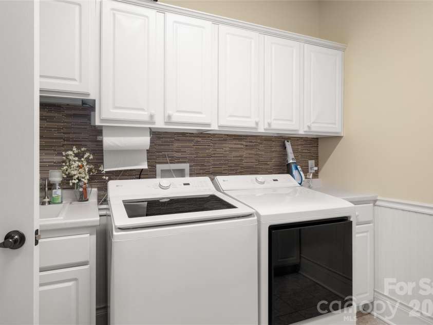 3 Holland Mountain View, Asheville, NC 28804.  MLS# CAR4381829, YatesRealty ID 30060. Laundry
