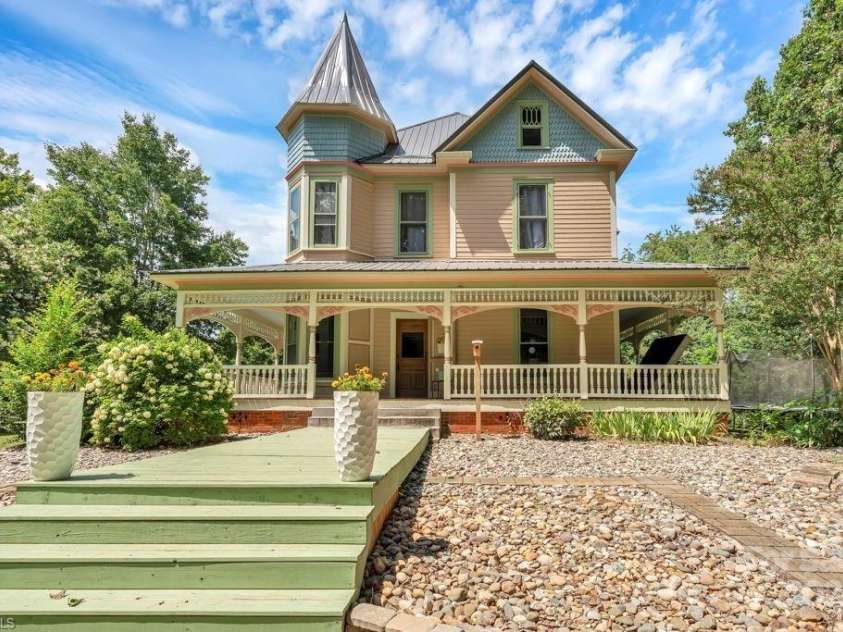 206 Brook Street, Wilkesboro, NC 28697.  MLS# CAR4288457, YatesRealty ID 30061. 