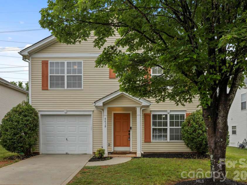 6618 Wicked Oak Lane, Charlotte, NC 28216.  MLS# CAR4384733, YatesRealty ID 30061. 