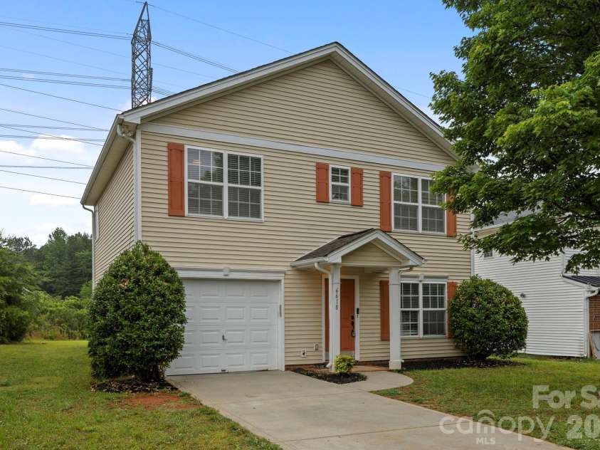 6618 Wicked Oak Lane, Charlotte, NC 28216.  MLS# CAR4384733, YatesRealty ID 30061. 