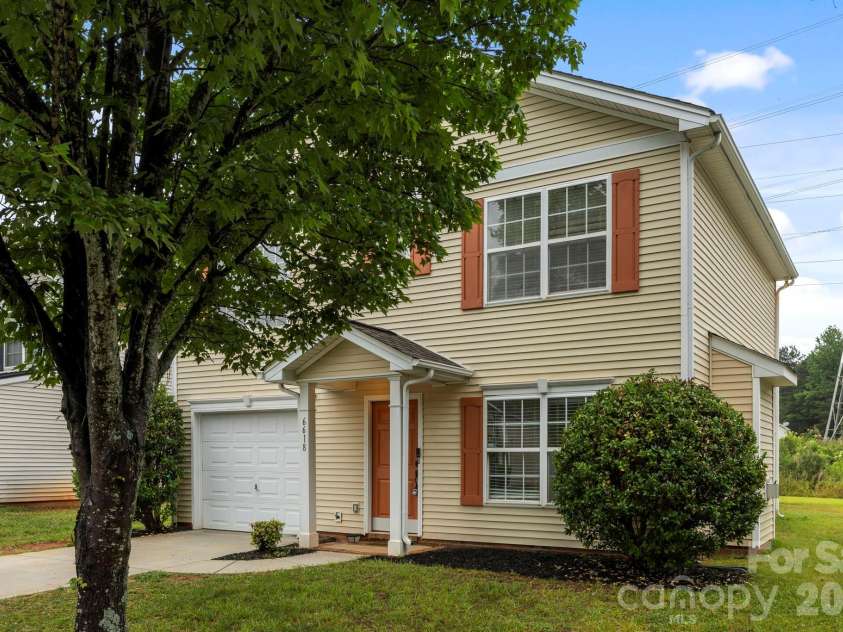 6618 Wicked Oak Lane, Charlotte, NC 28216.  MLS# CAR4384733, YatesRealty ID 30061. 