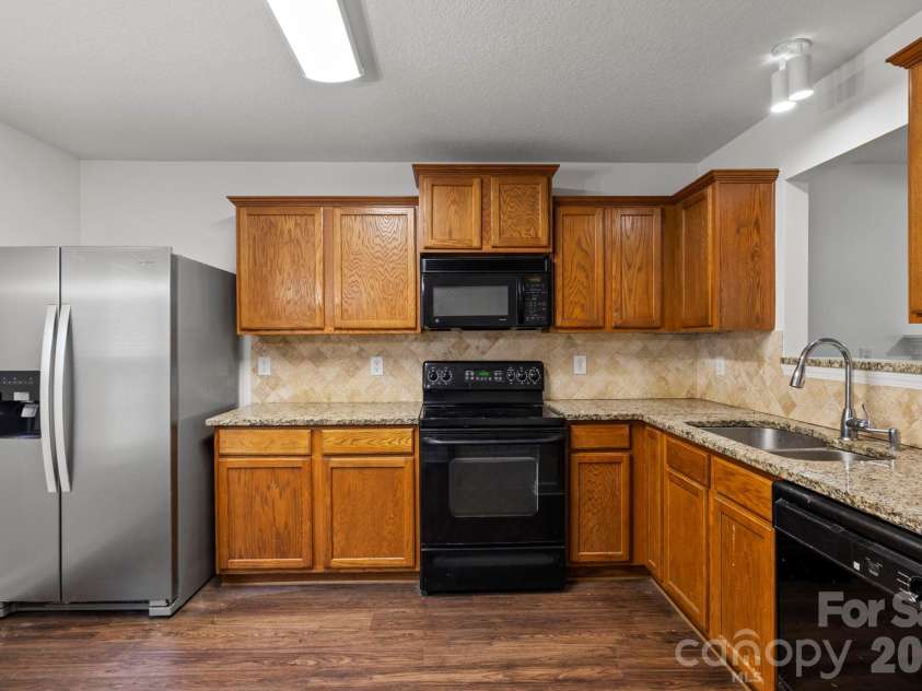 6618 Wicked Oak Lane, Charlotte, NC 28216.  MLS# CAR4384733, YatesRealty ID 30061. 