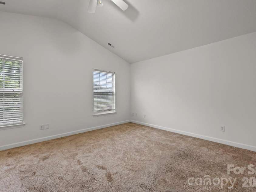 6618 Wicked Oak Lane, Charlotte, NC 28216.  MLS# CAR4384733, YatesRealty ID 30061. 