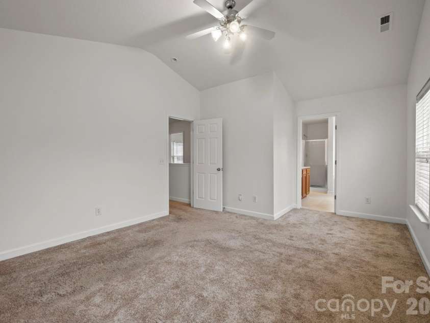 6618 Wicked Oak Lane, Charlotte, NC 28216.  MLS# CAR4384733, YatesRealty ID 30061. 