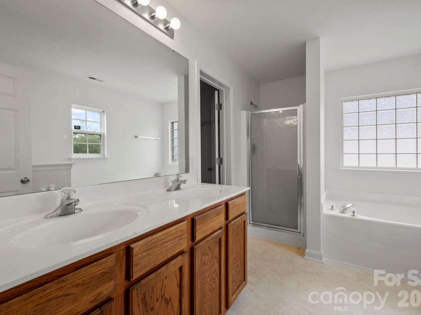 6618 Wicked Oak Lane, Charlotte, NC 28216.  MLS# CAR4384733, YatesRealty ID 30061. 