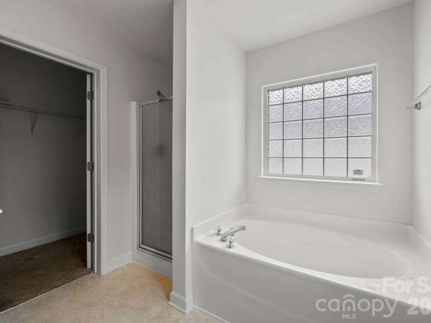 6618 Wicked Oak Lane, Charlotte, NC 28216.  MLS# CAR4384733, YatesRealty ID 30061. 