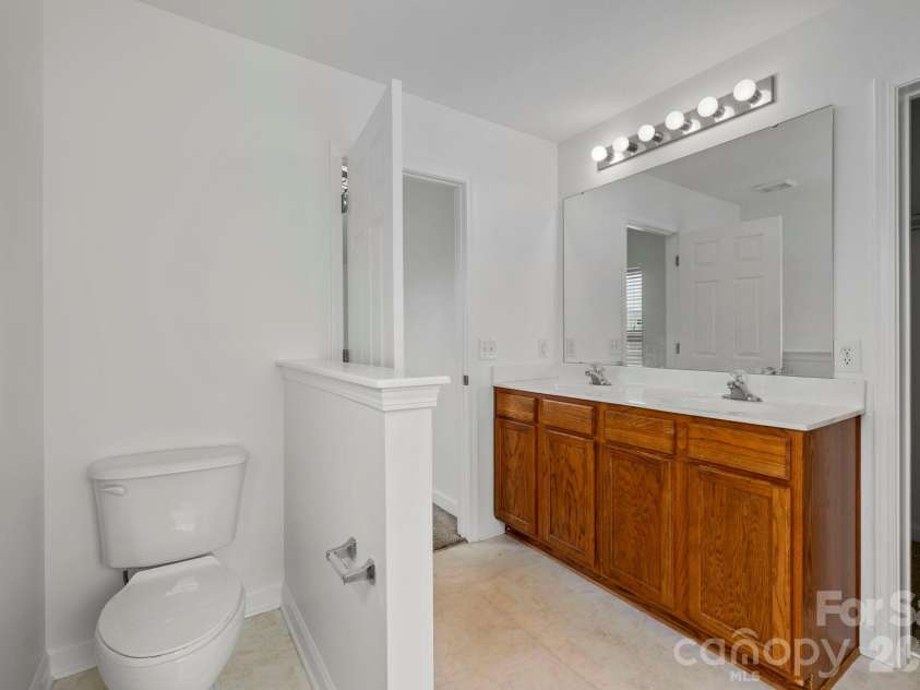 6618 Wicked Oak Lane, Charlotte, NC 28216.  MLS# CAR4384733, YatesRealty ID 30061. 