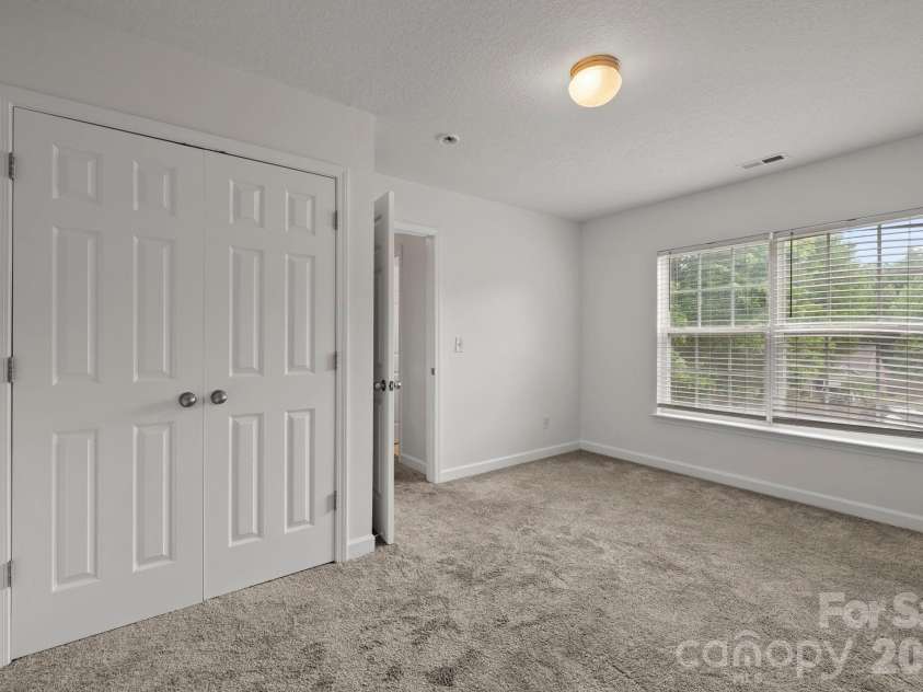 6618 Wicked Oak Lane, Charlotte, NC 28216.  MLS# CAR4384733, YatesRealty ID 30061. 