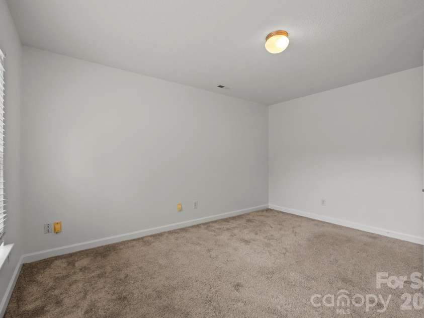 6618 Wicked Oak Lane, Charlotte, NC 28216.  MLS# CAR4384733, YatesRealty ID 30061. 