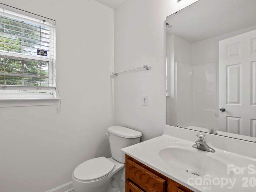 6618 Wicked Oak Lane, Charlotte, NC 28216.  MLS# CAR4384733, YatesRealty ID 30061. 