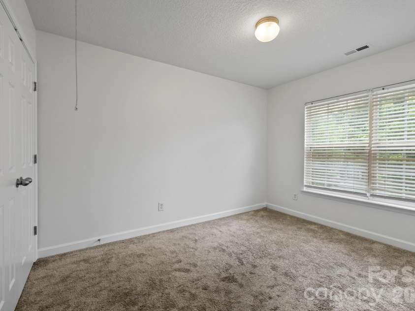 6618 Wicked Oak Lane, Charlotte, NC 28216.  MLS# CAR4384733, YatesRealty ID 30061. 