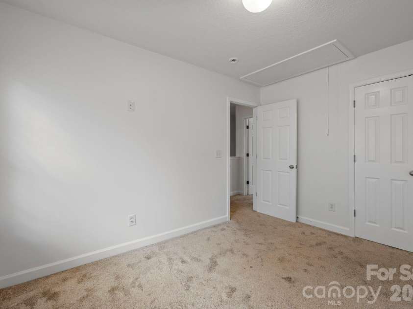 6618 Wicked Oak Lane, Charlotte, NC 28216.  MLS# CAR4384733, YatesRealty ID 30061. 