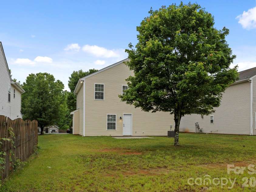 6618 Wicked Oak Lane, Charlotte, NC 28216.  MLS# CAR4384733, YatesRealty ID 30061. 