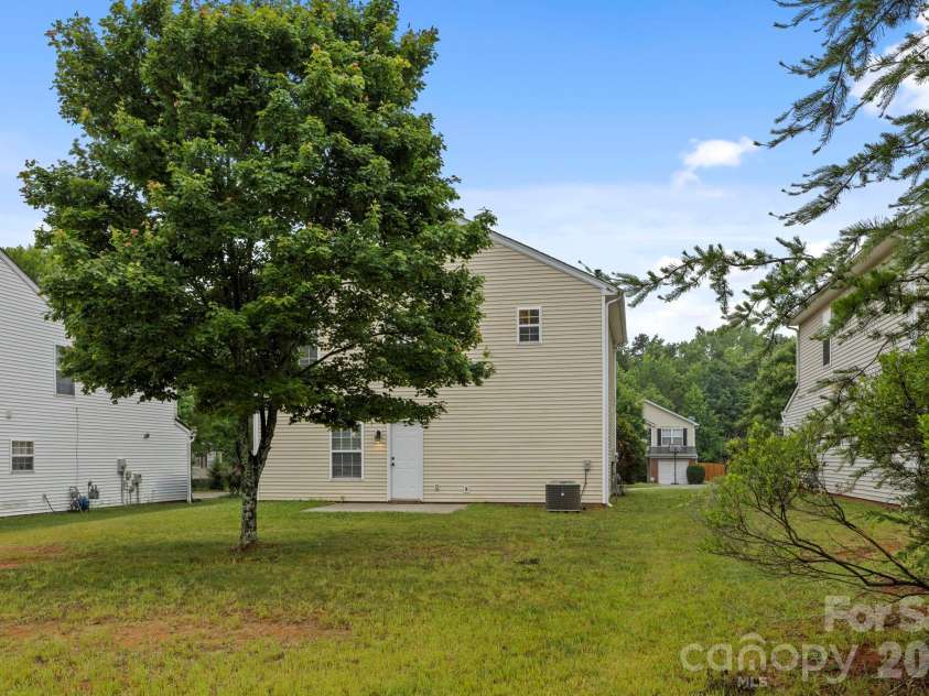 6618 Wicked Oak Lane, Charlotte, NC 28216.  MLS# CAR4384733, YatesRealty ID 30061. 