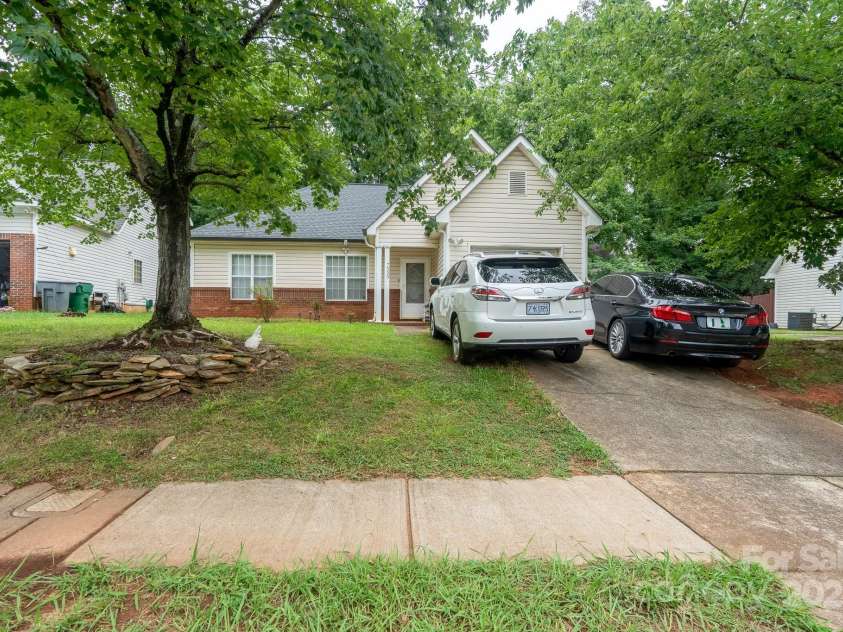 7333 Rosehall Drive, Charlotte, NC 28227.  MLS# CAR4276277, YatesRealty ID 30062. 