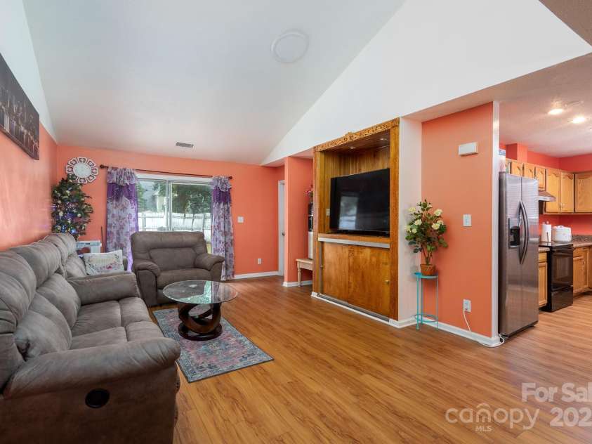 7333 Rosehall Drive, Charlotte, NC 28227.  MLS# CAR4276277, YatesRealty ID 30062. 