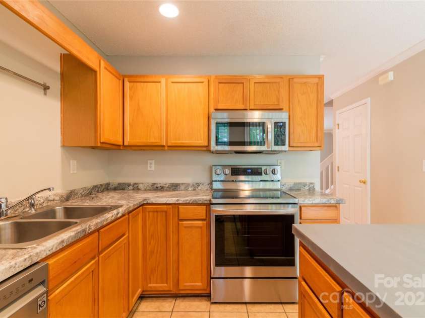 10763 Holly Ridge Boulevard, Charlotte, NC 28216.  MLS# CAR4274578, YatesRealty ID 30065. 