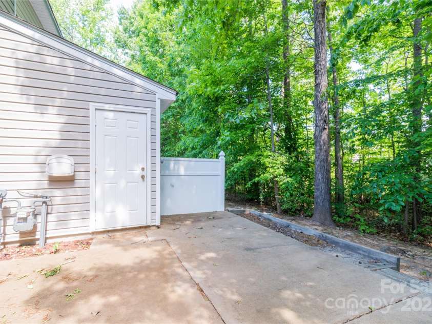 10763 Holly Ridge Boulevard, Charlotte, NC 28216.  MLS# CAR4274578, YatesRealty ID 30065. 