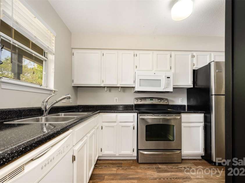 3131 Heathstead Place, Charlotte, NC 28210.  MLS# CAR4252904, YatesRealty ID 30066. 