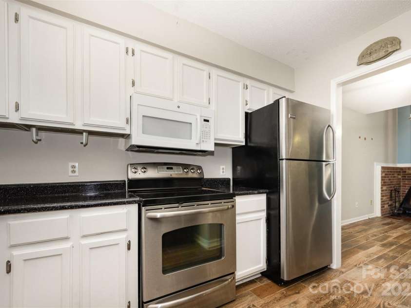 3131 Heathstead Place, Charlotte, NC 28210.  MLS# CAR4252904, YatesRealty ID 30066. 