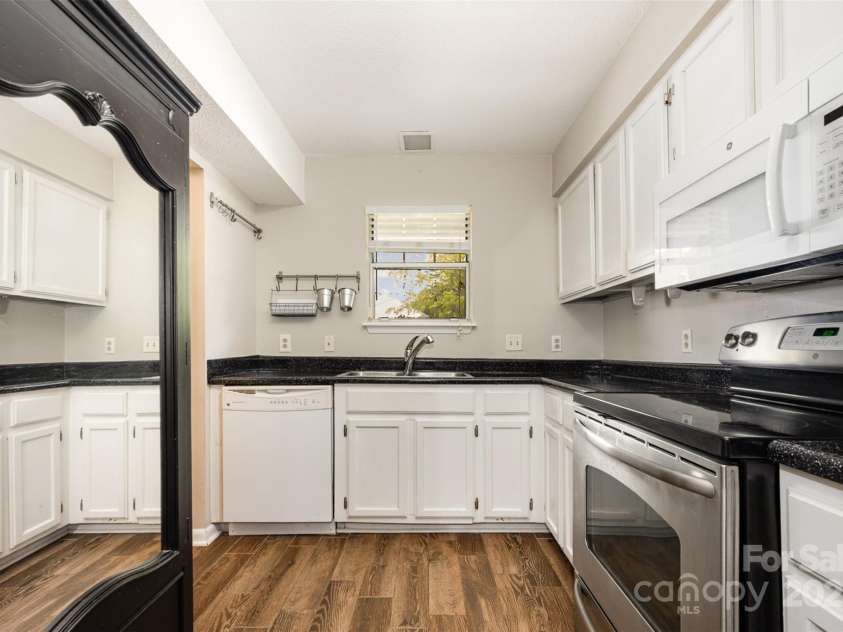 3131 Heathstead Place, Charlotte, NC 28210.  MLS# CAR4252904, YatesRealty ID 30066. 